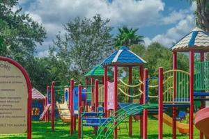 un parque infantil con un montón de coloridos equipos de juegos en Palms of Destin 21211, en Destin