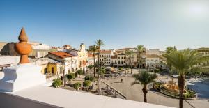 - une vue sur la ville depuis le toit d'un bâtiment dans l'établissement Hotel Ilunion Mérida Palace, à Mérida