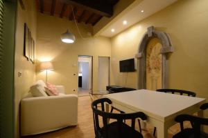 een woonkamer met een tafel en een bank bij Palazzuolo 112 - Keys Of Italy in Florence