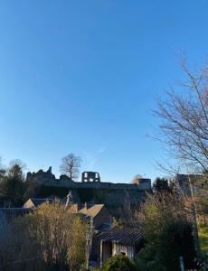 - une vue sur une ville avec un château en arrière-plan dans l'établissement Villa du Rond du Roi, à Rochefort