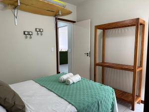 1 dormitorio con 1 cama con 2 toallas en Apto 2Q completo em frente a praia Ponta da Fruta, en Ponta da Fruta