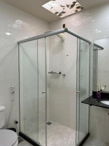La salle de bains est pourvue d'une cabine de douche et de toilettes. dans l'établissement Apto 2Q completo em frente a praia Ponta da Fruta, à Ponta da Fruta