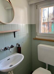 Koupelna v ubytování Gemütliches Haus mit Seeblick + 12 fotografií