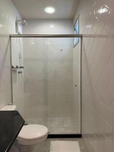 bagno con doccia in vetro e servizi igienici di Apto 2Q completo em frente a praia Ponta da Fruta a Ponta da Fruta