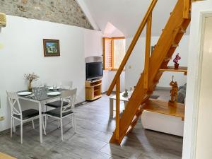 Televízia a/alebo spoločenská miestnosť v ubytovaní Apartman Robi + 22 fotografií