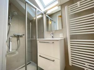 a bathroom with a shower and a sink at Watervilla de IJsvogel by Droomvilla in Langweer +19 photos