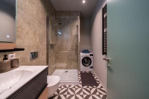 A bathroom at Kungu Street Old Town Apartments by Innorental