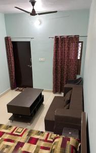 Jhūsi的住宿－Chandrika Residency，带沙发和吊扇的客厅