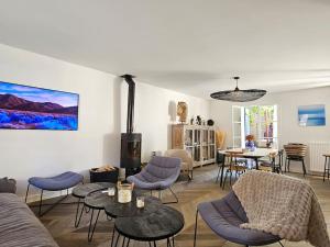sala de estar con sofá, sillas y mesas en Maison familiale 12 couchages, spa et terrasse, en Deauville