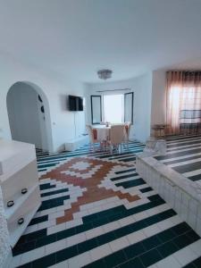 um quarto com uma mesa e uma sala de jantar em Spectacular Port View and Beach Apartment KANTAOUI SOUSSE em Port El Kantaoui