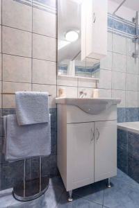 ein Badezimmer mit Waschbecken und Spiegel in der Unterkunft Holiday home in Vrbnik - Insel Krk 47398 in Vrbnik