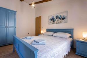 ein Schlafzimmer mit einem blauen Bett mit zwei Büchern darauf in der Unterkunft Holiday home in Vrbnik - Insel Krk 47398 in Vrbnik