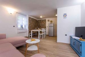 ein Wohnzimmer mit Sofa und Tisch in der Unterkunft Holiday home in Vrbnik - Insel Krk 47398 in Vrbnik