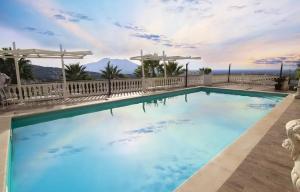 - une piscine avec vue sur l'océan dans l'établissement Villa Eidos b&b, à Domicella