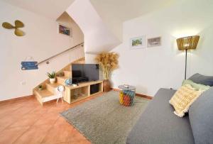 een woonkamer met een bank en een tv bij Holiday home in Vrbnik - Insel Krk 45797 in Vrbnik