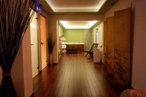 un corridoio di un appartamento con pavimento in legno massello di Long View Hammam & Spa a Porto Heli