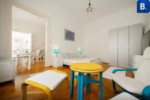 sala de estar con mesa y sofá en Jókai Apartment, en Budapest