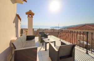 ヴルブニクにあるHoliday home in Vrbnik - Insel Krk 45249のバルコニー(椅子、テーブル付)