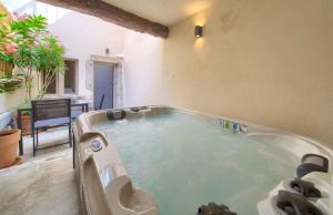 ヴルブニクにあるHoliday home in Vrbnik - Insel Krk 45249の- パティオの中央に大型ホットタブ +32枚の写真