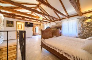 ヴルブニクにあるHoliday home in Vrbnik - Insel Krk 45249の木製の天井の部屋にあるベッドのある寝室