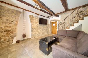 ヴルブニクにあるHoliday home in Vrbnik - Insel Krk 45249のソファと階段のあるリビングルーム