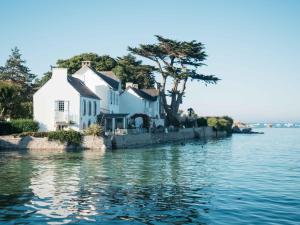 ブリニョガン・プラージュにあるEntre Phare et Baliseの水の中の島にある白い家