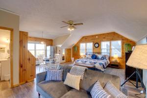 una sala de estar con un sofá y una cama en Near Douglas Lake Mountain Jewel Haven with Views, en Sevierville