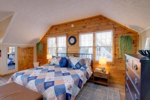 um quarto com uma cama e uma parede de madeira em Mountain Jewel Cozy Sevierville Studio with Views em Sevierville