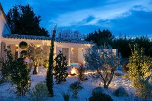 uma villa com um jardim à noite em Les Chambres Romantiques - JACUZZI Privatif, Domaine Aixois d'exception em Aix-en-Provence