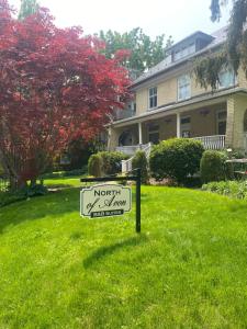 a north arrow sign in front of a house at North of Avon B&B Suites in Stratford