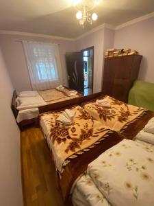 pokój z 3 łóżkami w pokoju w obiekcie Kaberyshery w mieście Mestia
