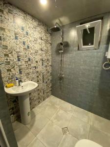 W łazience znajduje się umywalka i prysznic. w obiekcie Kaberyshery w mieście Mestia