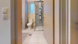 パルガにあるMediterraneo Resortのバスルーム(シャワー、トイレ付)