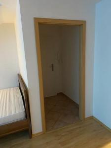 um quarto com uma porta para um quarto com uma cama em 1 Zimmer Apartment in Hildesheim em Hildesheim
