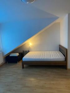 um quarto com uma cama com um tecto azul em 1 Zimmer Apartment in Hildesheim em Hildesheim