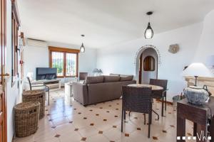 A television and/or entertainment centre at VH CostaBlanca - AMOR DEL SUR