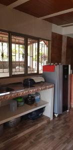 cocina con nevera y encimera en Finca Villa Laila en La Cumbre