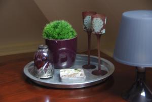 stół z talerzem żywności i rośliną w obiekcie B&B Noflik Haule w mieście Haule
