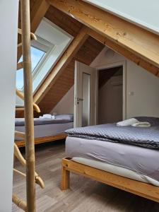 En eller flere senge i et værelse på Apartmán MÁJA Mikulov