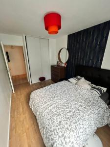 Ένα ή περισσότερα κρεβάτια σε δωμάτιο στο Elégant appartement familial- Paris à porte - au pied de la ligne 14