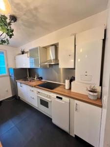 Η κουζίνα ή μικρή κουζίνα στο Elégant appartement familial- Paris à porte - au pied de la ligne 14
