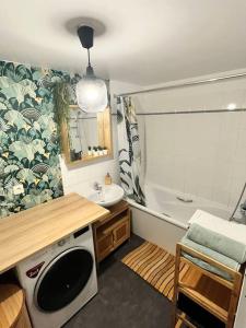 Ένα μπάνιο στο Elégant appartement familial- Paris à porte - au pied de la ligne 14