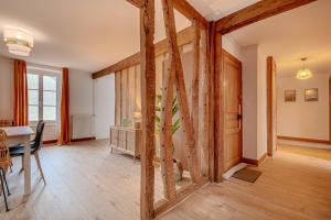 een kamer met een tafel en een eetkamer bij Le Plaidoyer in Limoges