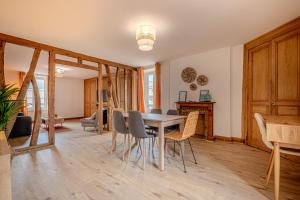 een eetkamer met een tafel en stoelen bij Le Plaidoyer in Limoges