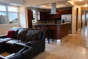Kuchyň nebo kuchyňský kout v ubytování Ciqala Suites Hotel - San Juan
