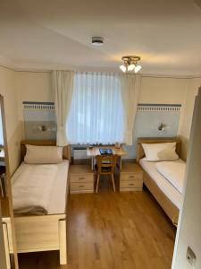 Ein Bett oder Betten in einem Zimmer der Unterkunft Wallfahrtswirt