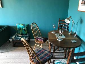 - une salle à manger avec une table et des chaises en bois dans l'établissement LetAway - Tom's Cabin, Staithes, à Staithes