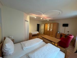 Ein Bett oder Betten in einem Zimmer der Unterkunft Wallfahrtswirt