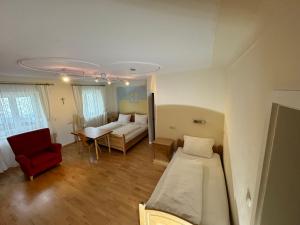 Ein Bett oder Betten in einem Zimmer der Unterkunft Wallfahrtswirt