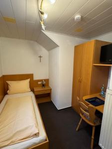 Ein Bett oder Betten in einem Zimmer der Unterkunft Wallfahrtswirt